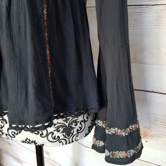 American Eagle Embroidered &Bell sleeves/Top Sz XS - Picture 4 of 7